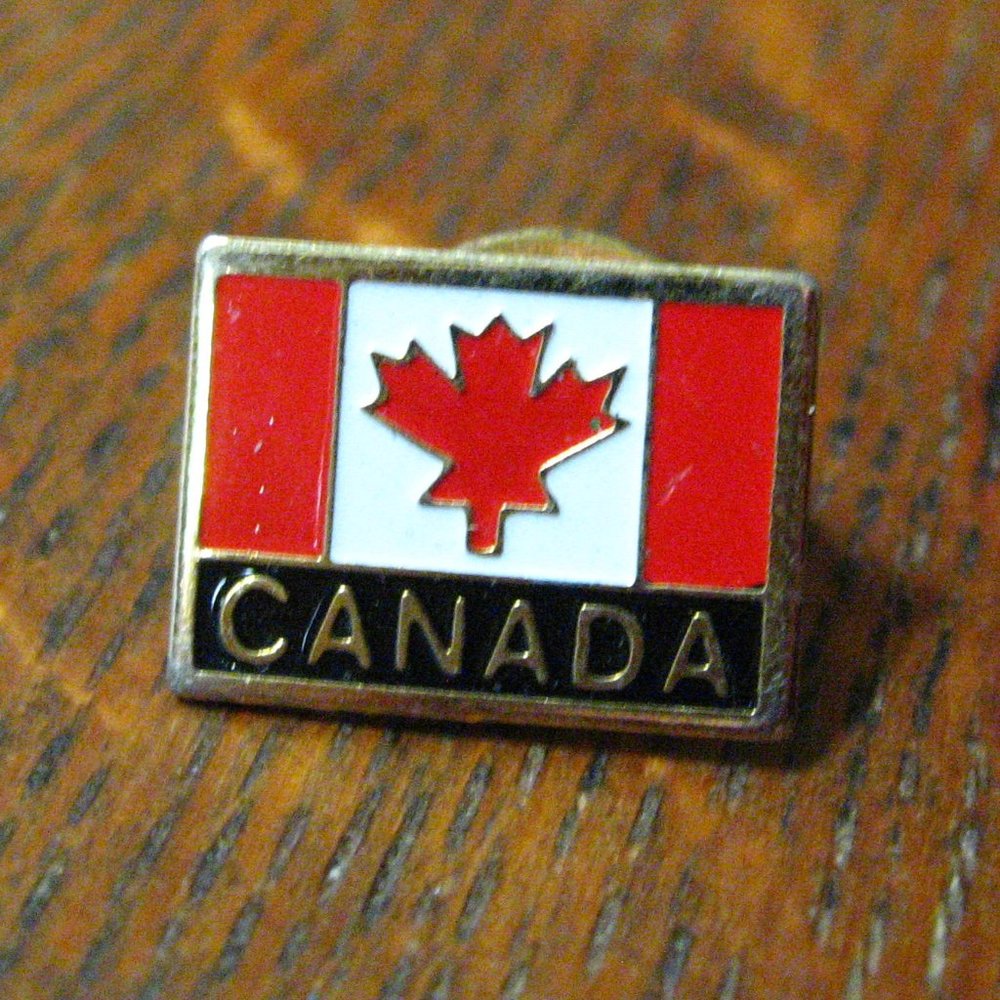 🇨🇦 Canada Maple Leaf Flag Lapel Pin